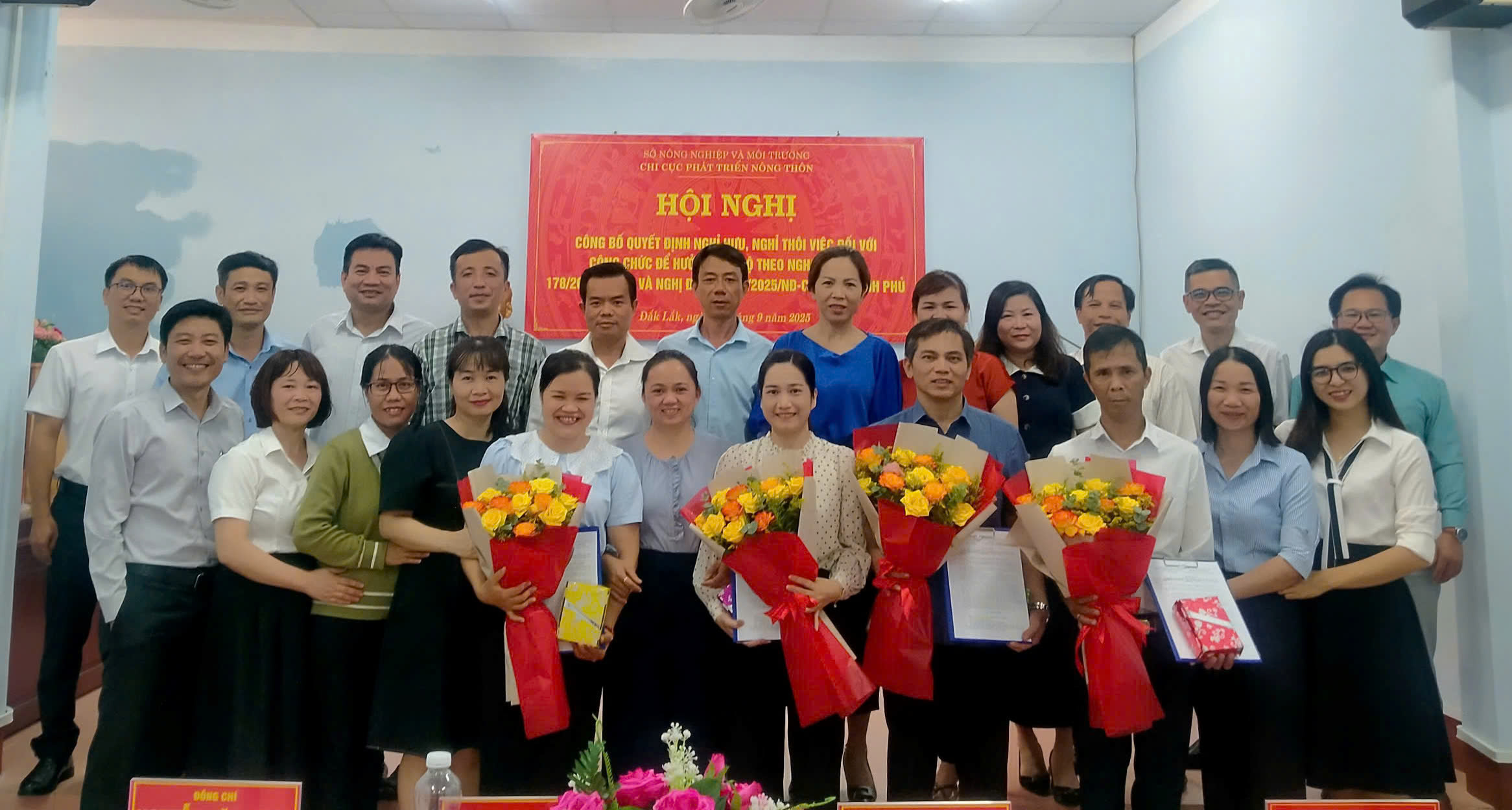 Hội nghị công bố và trao Quyết định nghỉ hưu trước tuổi