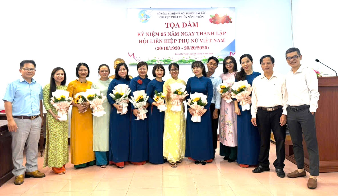 Lãnh đạo Chi cục Phát triển nông thôn gặp mặt nữ công chức, người lao động nhân ngày 20/10 